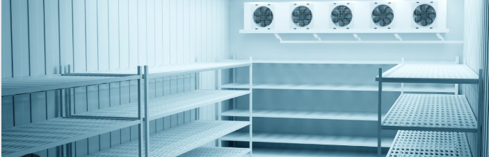 Interior de câmara fria com prateleiras e evaporador